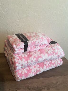 Betsey Johnson Pink & White Daisy Floral Flower Print Bath & Hand Towel Set 4pc